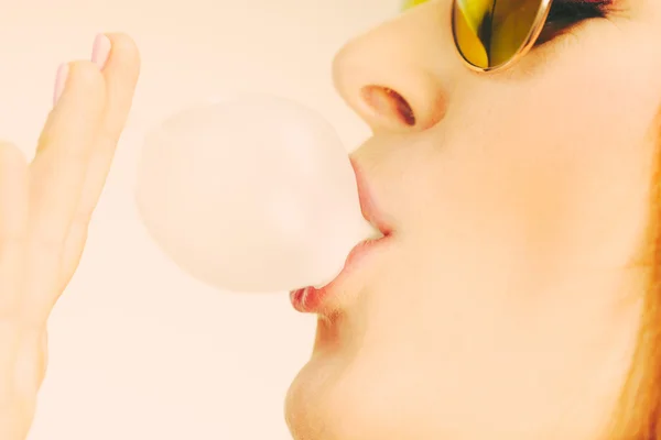 Žena, která dělá bubliny s žvýkačky — Stock fotografie
