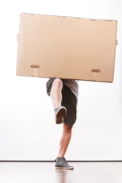 Entrega homem segurando uma caixa de papel . — Fotografia de Stock