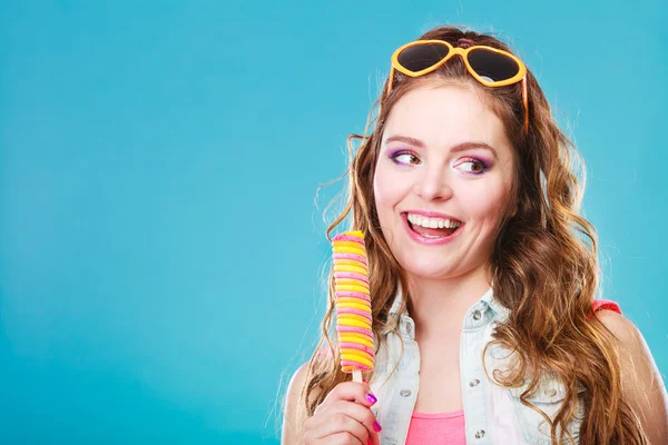 Sommer-Frau isst Eis am Stiel — Stockfoto