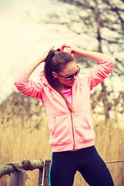Young sport vrouw nemen pauze na een run. — Stockfoto