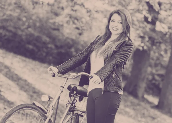 Chica joven con bicicleta . — Foto de Stock