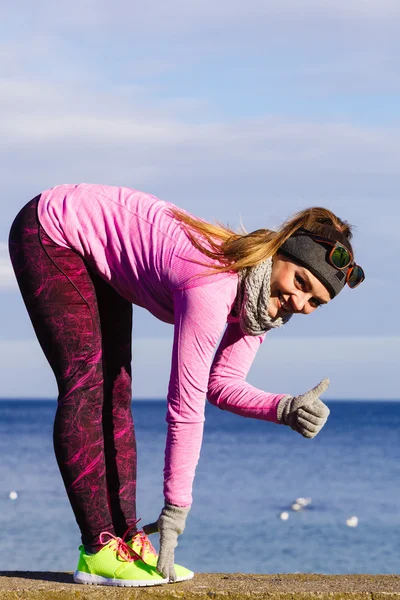 寒さで屋外トレーニング女性フィットネス スポーツ少女 — ストック写真