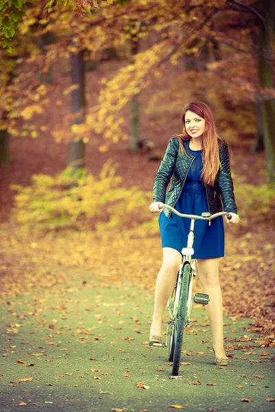 Femme rousse vélo dans le parc . — Photo