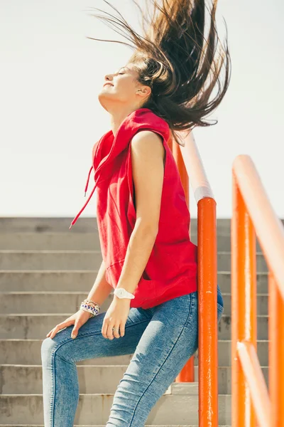 Ragazza sulle scale in città . — Foto Stock