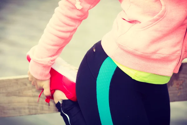 Dziewczyna, szkolenia sportowe ubrania na brzegu jeziora — Zdjęcie stockowe