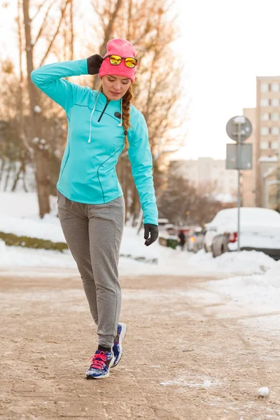 Menina tomando manhã caminhada no inverno — Fotografia de Stock