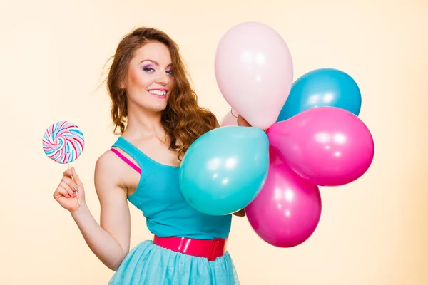 Kvinna med färgglada ballonger och lollipop — Stockfoto