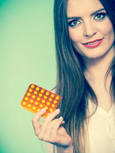 錠剤ブリスター パック ビタミン c を保持している女性 — ストック写真
