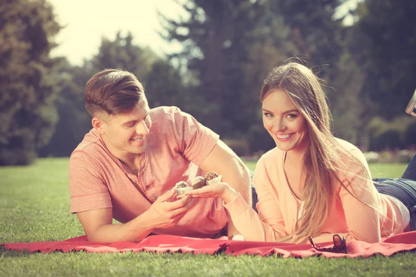 Par på picnic dato udendørs . - Stock-foto