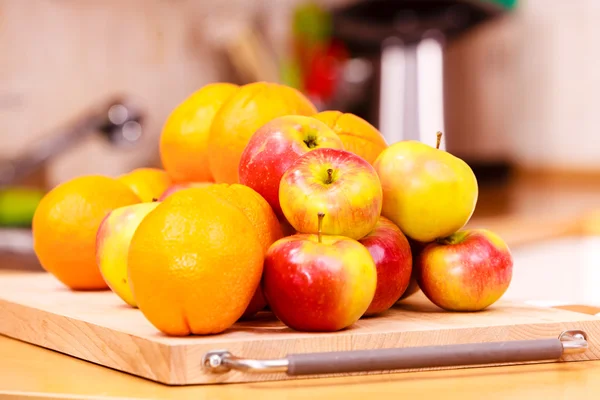 Küchentheke mit vielen Früchten — Stockfoto