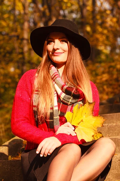 Mujer relajante en otoño otoño parque — Foto de Stock