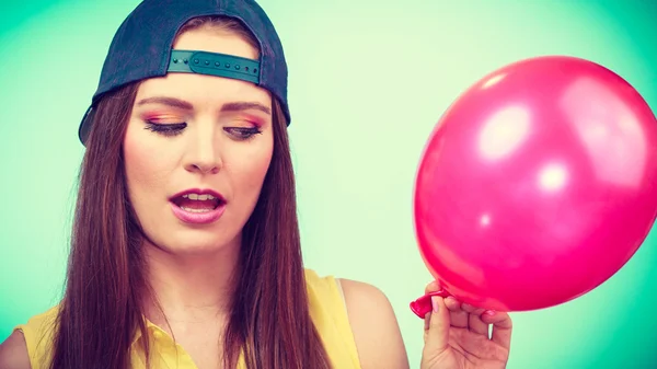 Ragazza adolescente con palloncino rosso . — Foto Stock