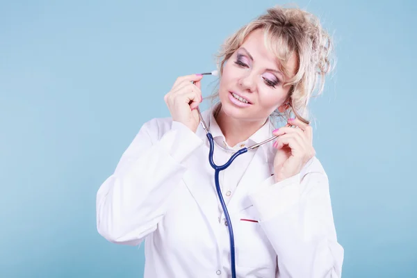 Kvinnlig läkare med stetoskop. — Stockfoto