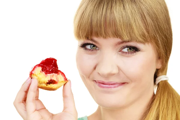 Mujer comiendo cupcake comida dulce — Foto de Stock