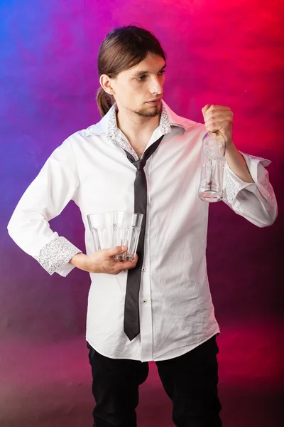 Barman met fles en glazen. — Stockfoto