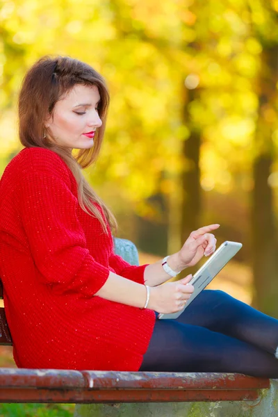 Przeglądania tabletka Lady w lesie. — Zdjęcie stockowe