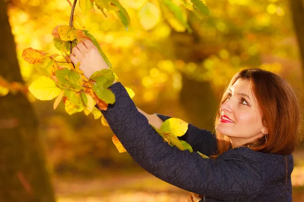 Girl cheering in the park — Stock Photo, Image