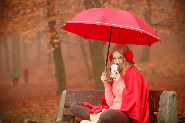 Fille assise dans le parc avec parapluie — Photo