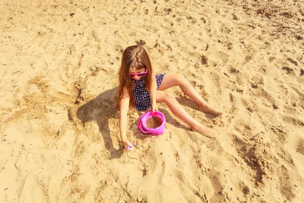 Preciosa niña hermosa jugando con la arena . —  Fotos de Stock