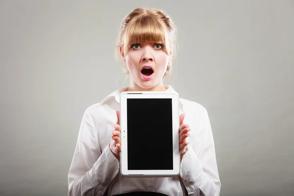 Woman with tablet. Blank screen copy space. — Stock Photo, Image