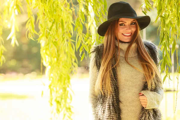 Porträt einer schönen Frau im Freien — Stockfoto