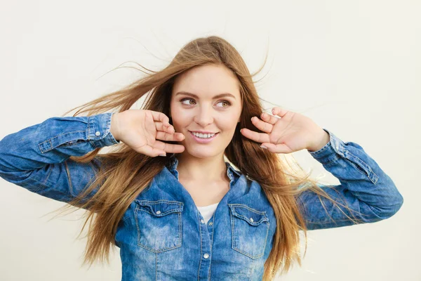 Chica joven con pelos ondulados . — Foto de Stock