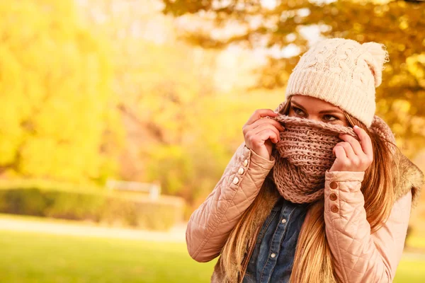 Κορίτσι κρύβοντας το πρόσωπό της με μαντήλι — Φωτογραφία Αρχείου