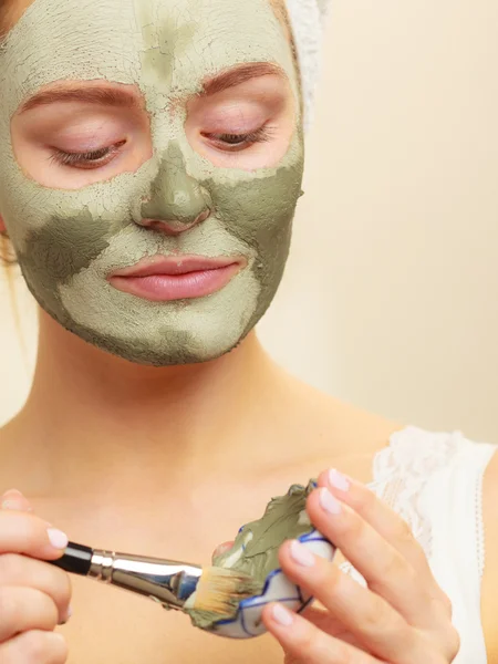 Woman applying with brush clay mud mask to her face — Stock Photo, Image