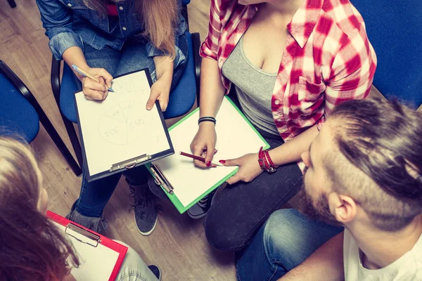 Grupo de personas estudiantes trabajando juntos — Foto de Stock