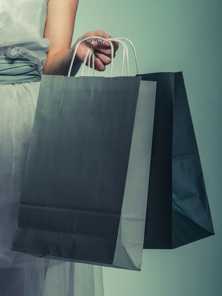 Mulher em vestido verde segurar saco de compras . — Fotografia de Stock