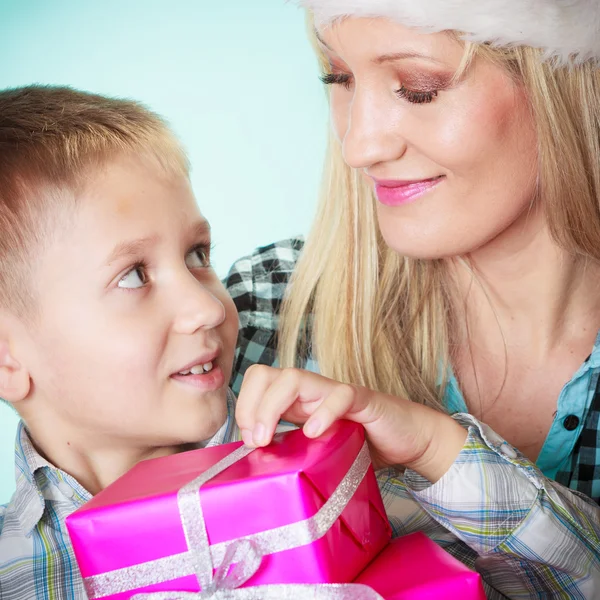 Madre e hijo con cajas de regalo —  Fotos de Stock