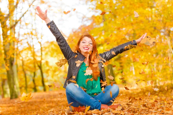 Vrolijke vrouw in park. — Stockfoto