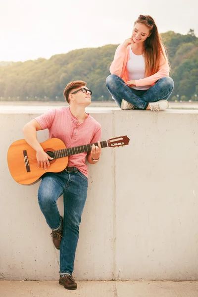 Gelukkige paar met gitaar buiten — Stockfoto