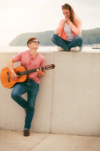 Gelukkige paar met gitaar buiten — Stockfoto