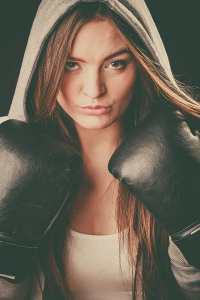 Vrouw draag hoodie en boxer handschoenen. — Stockfoto