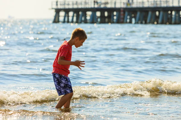 Garçon marche sur la plage . — Photo