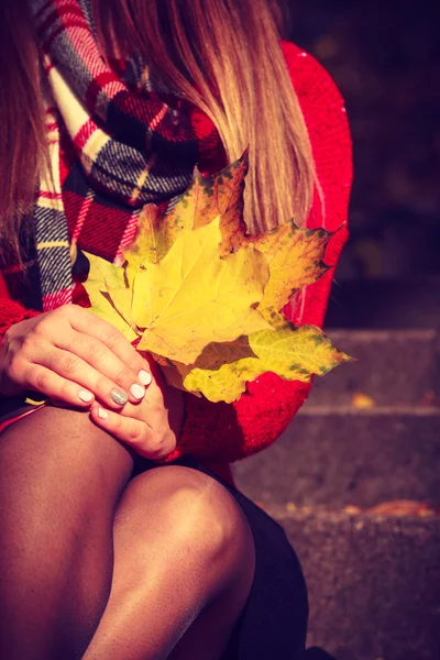 Lady with autumnal leaf. — Stock Photo, Image