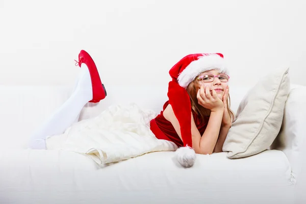 Linda señorita arrastrándose en el sofá . — Foto de Stock