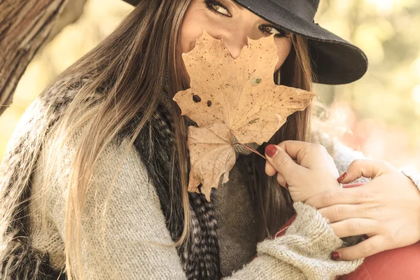 Young lady with leaf outdoor — Stock Photo, Image