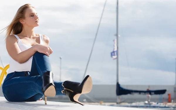 Vrouw zittend op marina — Stockfoto