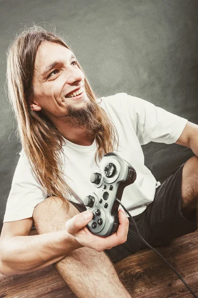 Ευτυχισμένος άνθρωπος παίζοντας παιχνίδια — Φωτογραφία Αρχείου