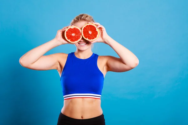 グレープフルーツの柑橘類を手に持つ女性 — ストック写真