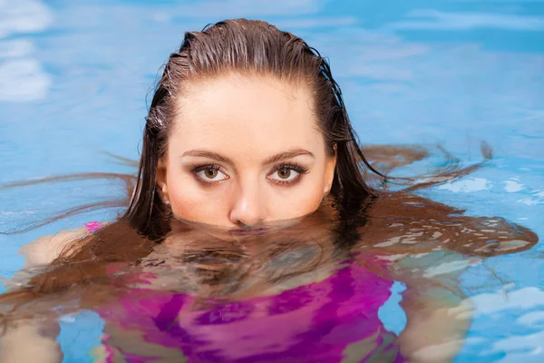Mulher desfrutando da água na piscina — Fotografia de Stock