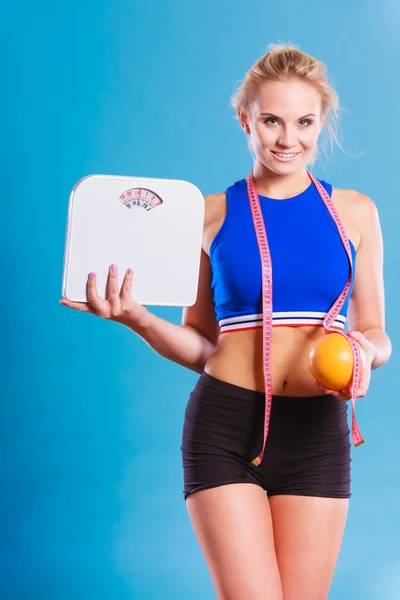 フィット女性保持する重量スケール グレープ フルーツ — ストック写真