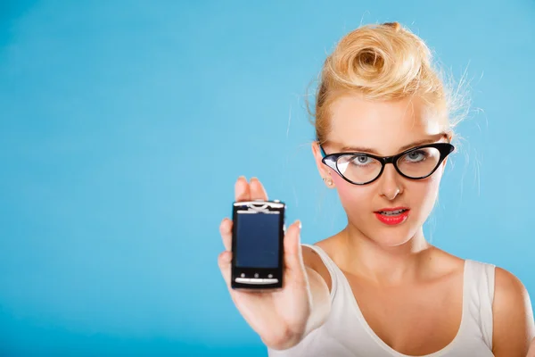 Pin hasta gril retro con gafas y teléfono. — Foto de Stock