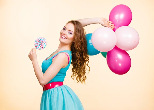 Frau mit bunten Luftballons und Lutscher — Stockfoto