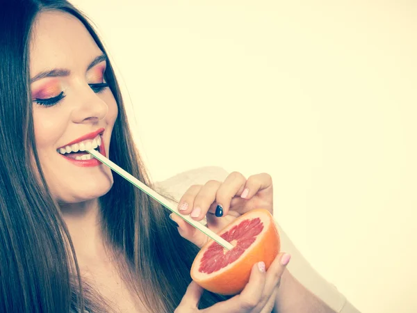 Mujer sostiene pomelo beber jugo de frutas — Foto de Stock