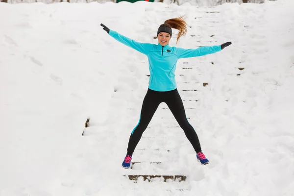 Młoda dziewczyna skoki na śniegu. — Zdjęcie stockowe