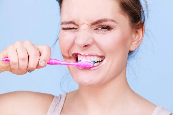 Жінка чистить зуби — стокове фото