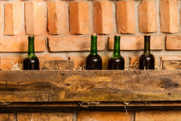Бутылки вина в погребе — стоковое фото